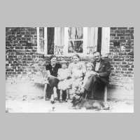 067-0038 Familie Albert Thiel im Jahre 1937. Ehefrau Frieda und die Kinder Werner, Elli, Eva und Edith.JPG